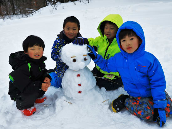 キッズ雪遊びアカデミー 4 12歳の子ども限定 雪三昧の3時間 日替わりで楽しむ雪遊び 室内ものづくり体験 12 3月 午前 午後 苗場プリンスホテル 新潟の観光 遊び 体験 レジャー専門予約サイト Veltra ベルトラ