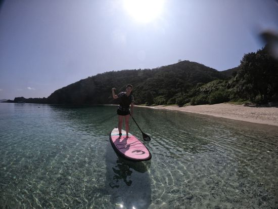 奄美ブルーの海でSUPツアー　船で秘境「コウトリビーチ」＋かくれ浜へご案内！美しい海でSUP体験 ＜龍郷町＞by ON SHORE