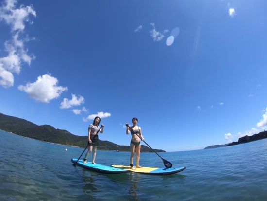 奄美ブルーの海でSUPツアー　船で秘境「コウトリビーチ」＋かくれ浜へご案内！美しい海でSUP体験 ＜龍郷町＞by ON SHORE