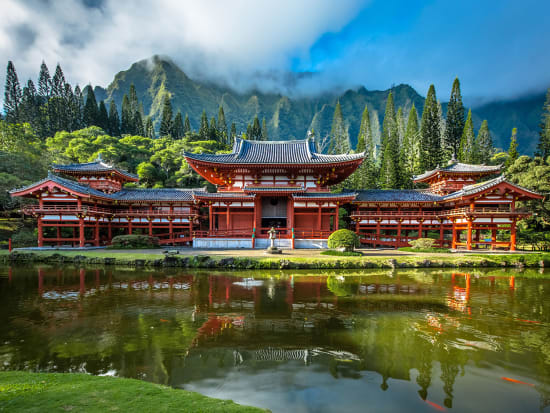 Hawaii_Oahu_Byodo-In-Temple_Valley-of-the-Temples_shutterstock_354957725