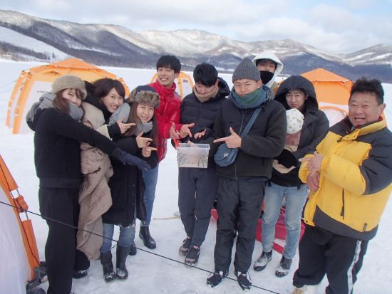 かなやま湖氷上わかさぎ釣り体験　1グループ1テントで安心♪わかさぎは天ぷらで実食！ ＜12～3月中旬／半日／送迎選択可／富良野市＞