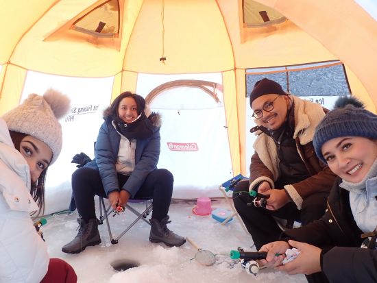 かなやま湖氷上わかさぎ釣り体験　1グループ1テントで安心♪わかさぎは天ぷらで実食！ ＜12～3月中旬／半日／送迎選択可／富良野市＞