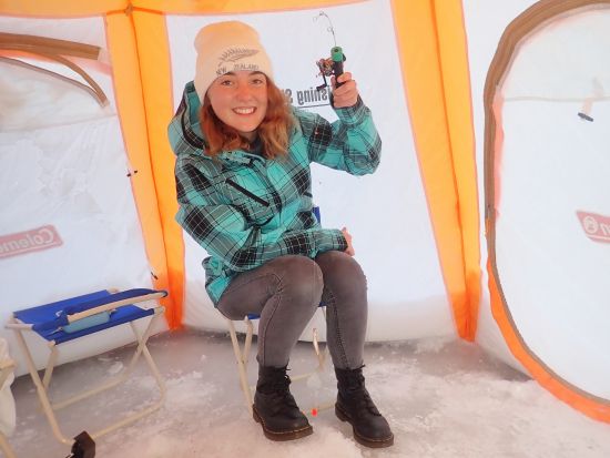 かなやま湖氷上わかさぎ釣り体験　1グループ1テントで安心♪わかさぎは天ぷらで実食！ ＜12～3月中旬／半日／送迎選択可／富良野市＞