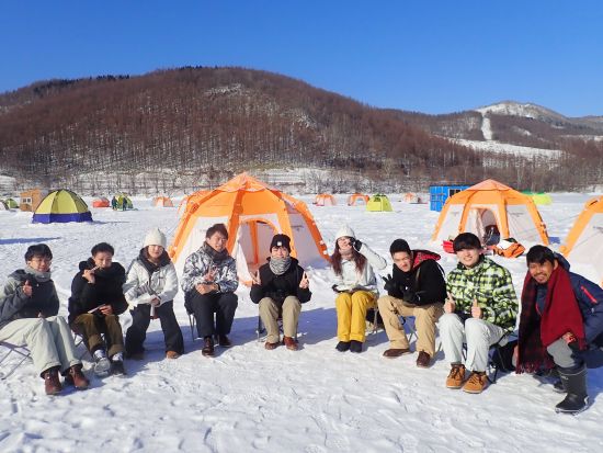 かなやま湖氷上わかさぎ釣り体験　1グループ1テントで安心♪わかさぎは天ぷらで実食！ ＜12～3月中旬／半日／送迎選択可／富良野市＞