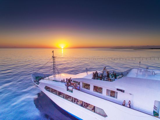 サンセットディナークルーズ　輝く夕陽を見ながらディナーブッフェ！ガラス張りの船底で魚の観賞も楽しめる＜宮古島＞