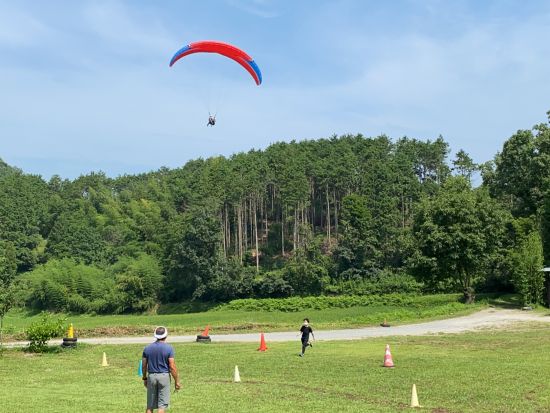 京都パラグライダー体験 高度470mタンデムコース 体験中の様子を撮影！京の空を空中散策＜送迎付／子供25㎏以上参加可／亀岡市＞