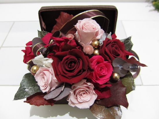 【女性限定】プリザーブドローズアレンジメント＆アートセラピー体験【40分】＜恵比寿駅より徒歩3分＞by ブルーベルフラワーセラピーアカデミー