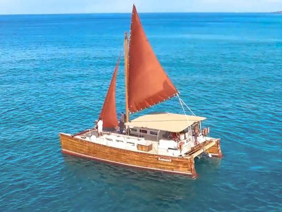 セーリング　カモアウリ号　木製のポリネシアン・セーリング・カヌーでハワイの文化体験や伝統料理を体験　6名までの少人数制＜2時間／ケワロ湾発＞