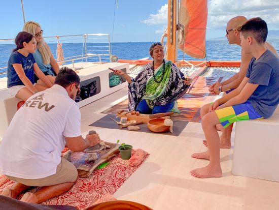 セーリング　カモアウリ号　木製のポリネシアン・セーリング・カヌーでハワイの文化体験や伝統料理を体験　6名までの少人数制＜2時間／ケワロ湾発＞