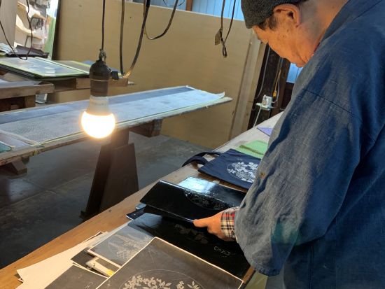 伝統工芸 東京染小紋でオリジナルエコバッグ作り 高級伊勢和紙製の染型紙で作った栞付き＜新宿区／面影橋駅＞ by 富田染工芸