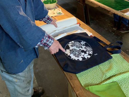 伝統工芸 東京染小紋でオリジナルエコバッグ作り 高級伊勢和紙製の染型紙で作った栞付き＜新宿区／面影橋駅＞ by 富田染工芸