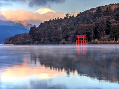 Japan_Kanagawa_Hakone_Lake Ashinoko_shutterstock_490776529