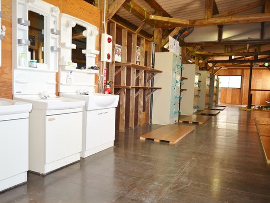 ⑨男女別々の広々ひた更衣室