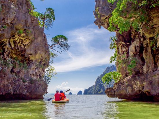 ロングテールボートで行くパンガー湾ツアー　シーカヌー体験＋洞窟探検＋水上村＋ジェームスボンド島上陸＜ホテル送迎／日本語ガイド／昼食＞