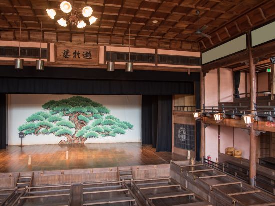 貸切レトロツアー　街並み保存地区・内子＆伊予の小京都・大洲　内子座＋大洲城＋上芳我邸＋臥龍山荘＜6時間／選べる出発時間／松山発＞