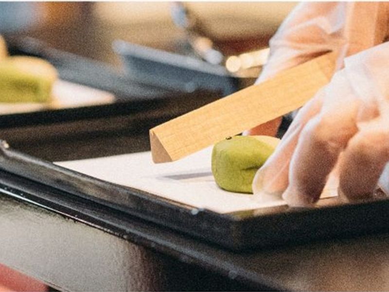 和菓子作り体験 本格的な京町家での季節の2種の練り切り和菓子づくり ご希望で町家でのお点前体験も選択可 老舗あんこ屋の餡を使用 道具一式貸出 京都五条烏丸 京都の観光 遊び 体験 レジャー専門予約サイト Veltra ベルトラ