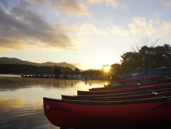 早朝カヌー体験　朝の富士山をバックに湖上散歩　写真サービス付き＜3歳から参加可／早朝／90分／送迎付き／富士河口湖町＞