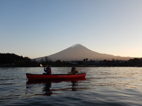 早朝カヌー体験　朝の富士山をバックに湖上散歩　写真サービス付き＜3歳から参加可／早朝／90分／送迎付き／富士河口湖町＞