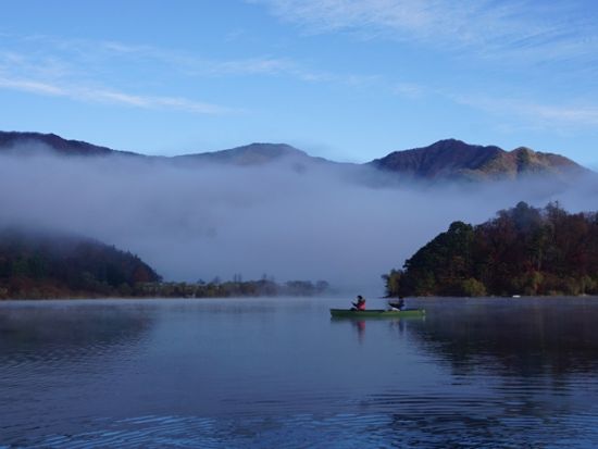 早朝カヌー体験　朝の富士山をバックに湖上散歩　写真サービス付き＜3歳から参加可／早朝／90分／送迎付き／富士河口湖町＞