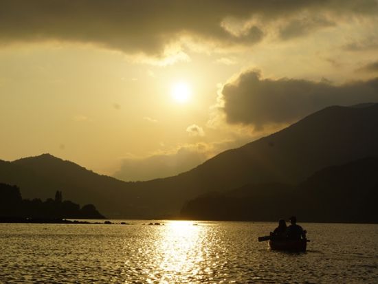 サンセットカヌー体験　夕暮れの富士山をバックに湖上散歩　写真サービス付き ＜3歳から参加可／夕方／90分／送迎付き／富士河口湖町＞