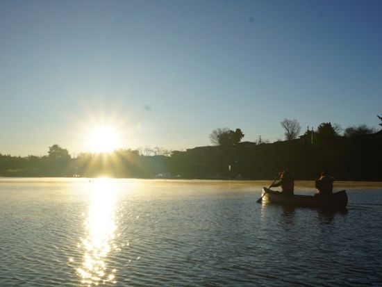 早朝カヌー体験　朝の富士山をバックに湖上散歩　写真サービス付き＜3歳から参加可／早朝／90分／送迎付き／富士河口湖町＞