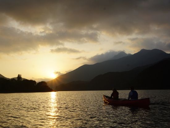 サンセットカヌー体験　夕暮れの富士山をバックに湖上散歩　写真サービス付き ＜3歳から参加可／夕方／90分／送迎付き／富士河口湖町＞