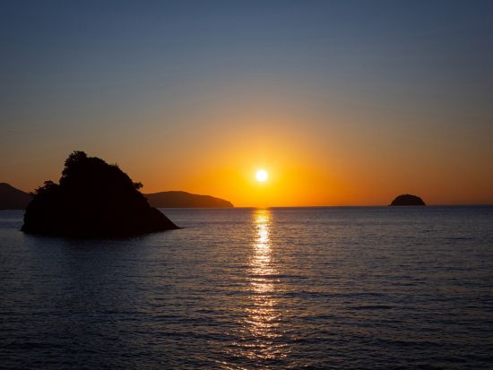 高級クルーザーで行く！瀬戸大橋遊覧クルーズ＋ランチまたはサンセットBBQ＜貸切／4時間／食事付／高松港発＞