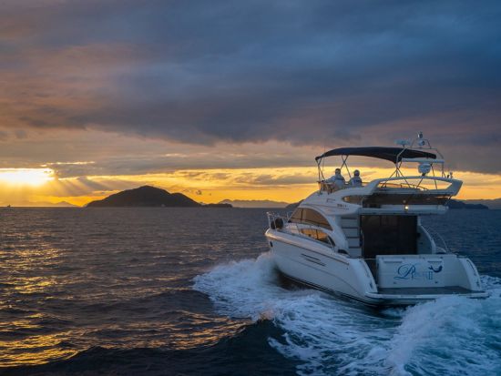 高級クルーザーで行く！瀬戸大橋遊覧クルーズ＋ランチまたはサンセットBBQ＜貸切／4時間／食事付／高松港発＞