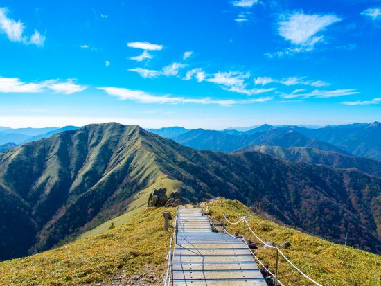 貸切ハイキングツアー　日本百名山＆奥祖谷観光！　剣山＋二重かずら橋＋野猿＋かかしの里＜8時間／1～9名／大歩危駅発＞