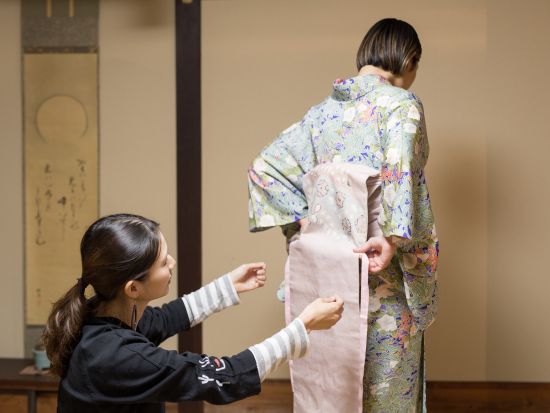 きもの着付け体験 ～着る、知る楽しみ～　ほっこり町家での和体験。＜60分／お着物持込可／京都市中京区＞by 京町屋 Kiotto（きおっと）