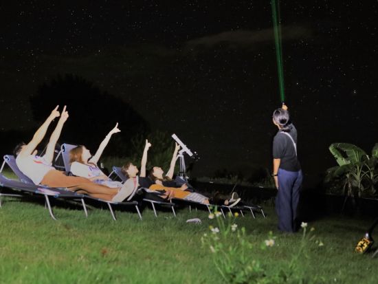 星空鑑賞ツアー　石垣市認定「美ら星マイスター」による星空解説　島人の島唄三線演奏付き＜3歳まで無料／市街地ホテル送迎可／当日17時まで予約可＞