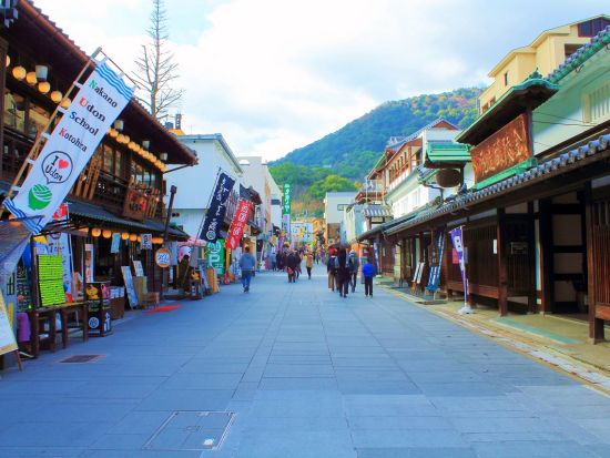 貸切香川日帰りツアー　こんぴらさん＋讃岐うどん手打ち体験　パワースポット参拝と名物グルメ＜選べる出発時間／高知市発＞