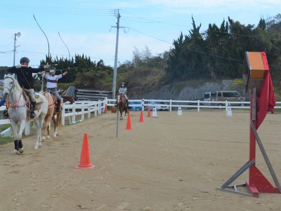 流鏑馬（やぶさめ）体験 乗馬しながら矢を放つ騎射 ＜JR東郷駅へ送迎可／宗像市＞ by カナディアンキャンプ乗馬クラブ
