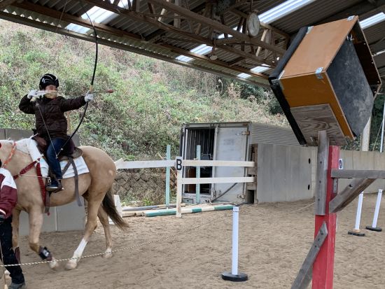 流鏑馬（やぶさめ）体験 乗馬しながら矢を放つ騎射 ＜JR東郷駅へ送迎可／宗像市＞ by カナディアンキャンプ乗馬クラブ