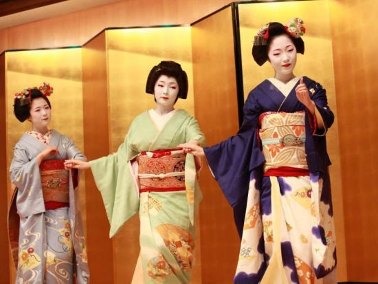 花街文化に精通する顔師（化粧師）が舞妓さんや京都の文化をご説明！舞妓さん派遣プラン 舞鑑賞2曲＋記念撮影＋舞妓さんへの質問コーナー ＜宿泊先等催行／京都市内＞