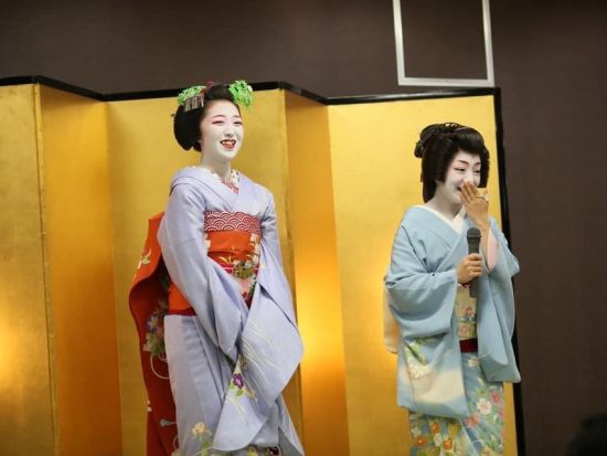 花街文化に精通する顔師（化粧師）が舞妓さんや京都の文化をご説明！舞妓さん派遣プラン 舞鑑賞2曲＋記念撮影＋舞妓さんへの質問コーナー ＜宿泊先等催行／京都市内＞