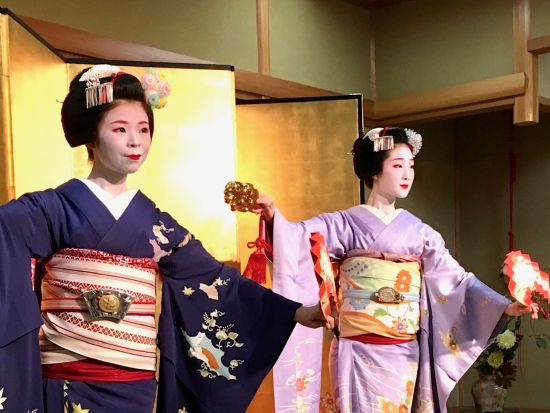 花街文化に精通する顔師（化粧師）が舞妓さんや京都の文化をご説明！舞妓さん派遣プラン 舞鑑賞2曲＋記念撮影＋舞妓さんへの質問コーナー ＜宿泊先等催行／京都市内＞