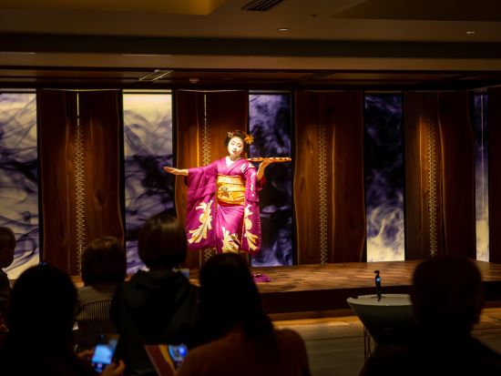 花街文化に精通する顔師（化粧師）が舞妓さんや京都の文化をご説明！舞妓さん派遣プラン 舞鑑賞2曲＋記念撮影＋舞妓さんへの質問コーナー ＜宿泊先等催行／京都市内＞