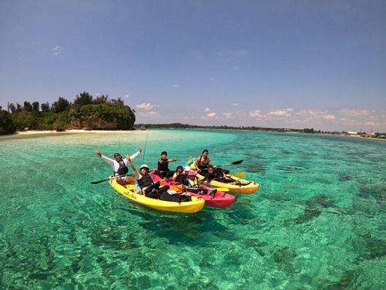断崖絶壁シーカヤック&サンゴ礁探検と貝殻拾い　1歳からOK！1グループ1ガイドの完全貸切ツアー　嬉しいシャワー＆更衣室付き＜恩納村＞by アンダゴ