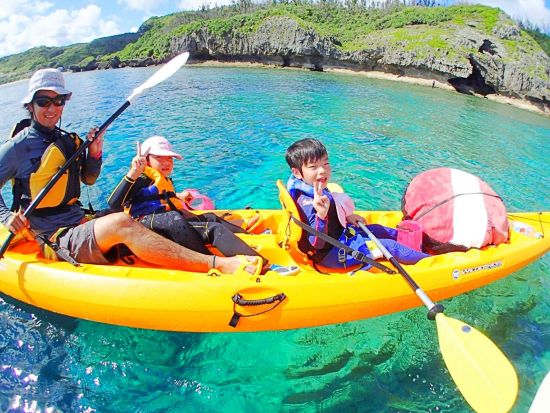 カヤックで行く無人島＆熱帯魚シュノーケル　3歳からOK！1グループ1ガイドの完全貸切ツアー　嬉しいシャワー＆更衣室付き＜恩納村＞by アンダゴ