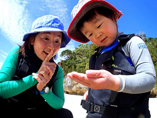 断崖絶壁シーカヤック&サンゴ礁探検と貝殻拾い　1歳からOK！1グループ1ガイドの完全貸切ツアー　嬉しいシャワー＆更衣室付き＜恩納村＞by アンダゴ