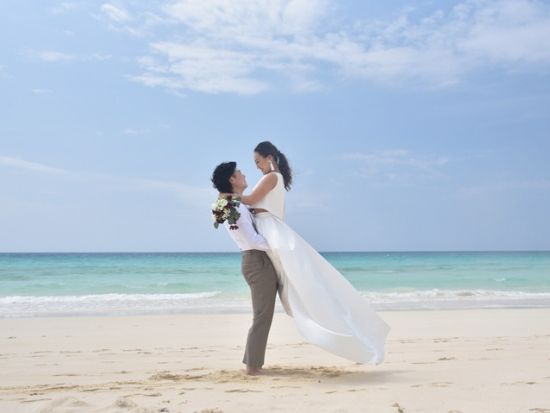 ウェディングフォトツアー　女性カメラマンがご案内！ビーチや森のナチュラルシーンで撮影＜マタニティフォト可／2時間／宮古島＞
