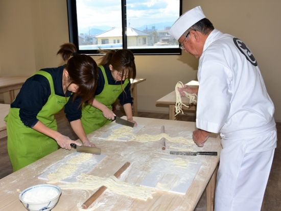 老舗人気店「さぬき麺業」での本格手作りうどん体験！＜高松市内＞