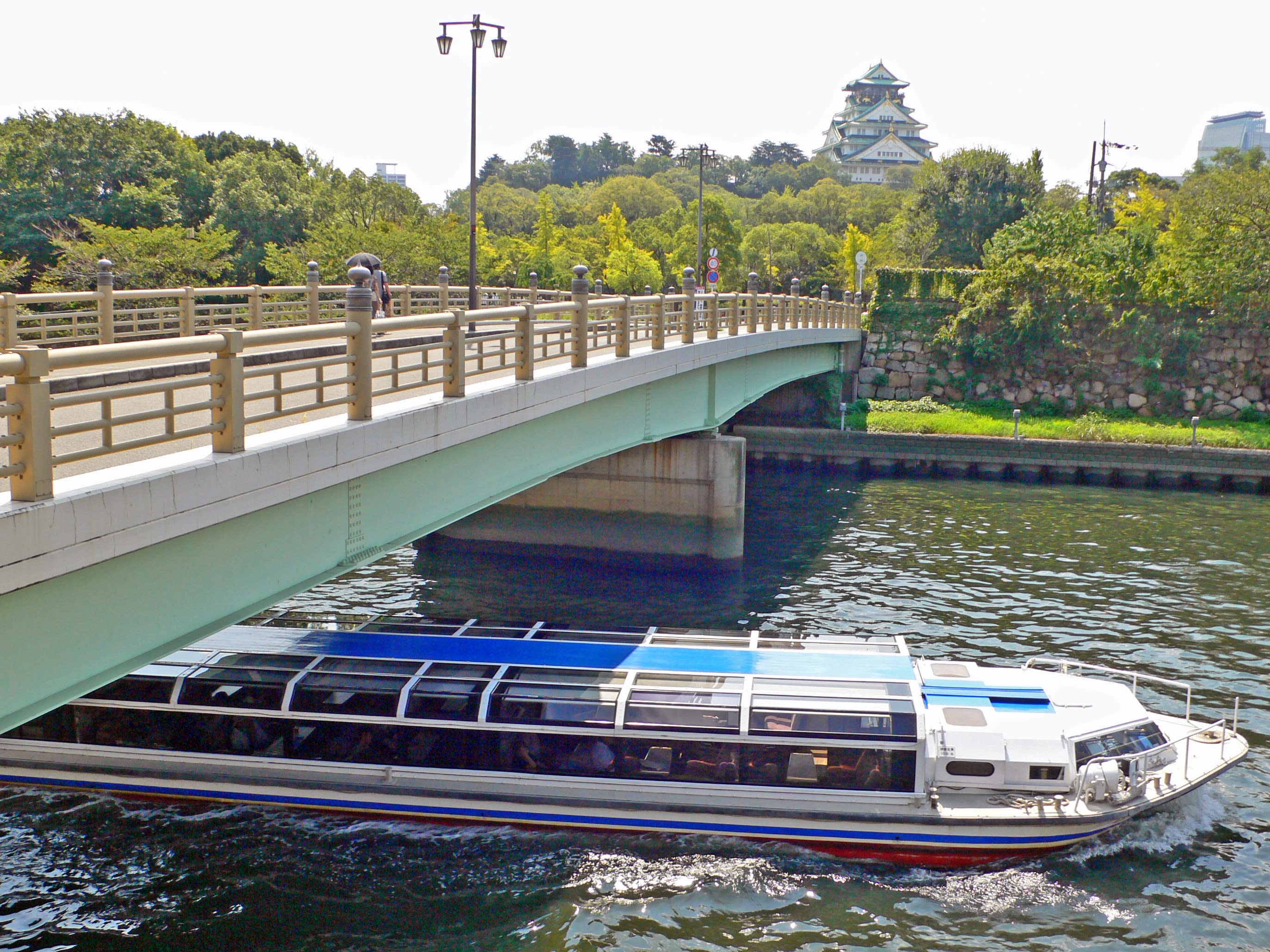 水上バス「アクアライナー」でリバークルーズ！天満橋、大阪城のトンネル等水の都大阪の名所、旧跡を川面から散策＜約40分／大阪城港・八軒家浜着場発＞by 大阪水上バス | 大阪の観光&遊び・体験・レジャー専門予約サイト VELTRA(ベルトラ)