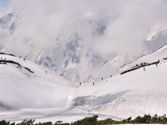 【2026】「立山の雪を知る」室堂平雪上散策ガイドツアー 立山登山ガイドが立山黒部アルペンルートをご案内　雪の秘密を大研究＜4月18日～26日／ホテル立山集合＞