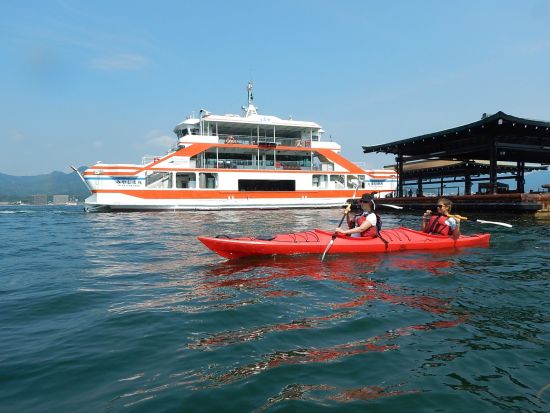 カヤックツアー　厳島神社や瀬戸内海の島々など、カヤックで海の上から観光！＜宮島＞by SUP宮島