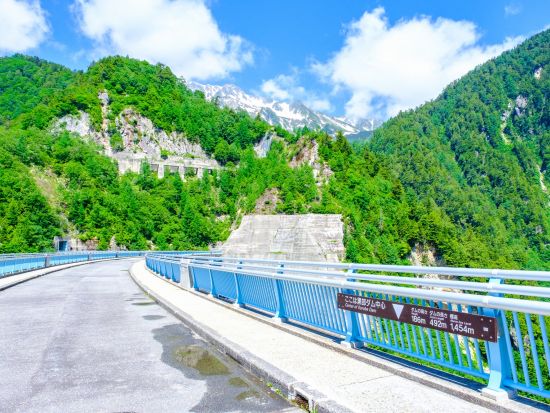 【毎日催行】黒部ダム日帰り観光ツアー 自由時間は最大3時間！日本一の高さで有名な黒部ダムで期間限定の観光放水も見学可能＜4月下旬～11月／長野 安曇野市発着＞