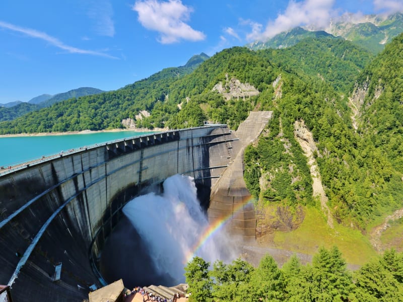 黒部ダム日帰り観光ツアー 自由時間は最大3時間 日本一の高さで有名な黒部ダムで期間限定の観光放水も見学可能 4月下旬 9月 1日 長野 安曇野市発着 長野の観光 遊び 体験 レジャー専門予約サイト Veltra ベルトラ