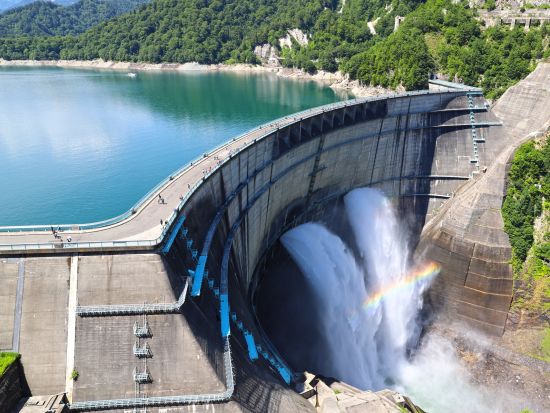 【毎日催行】黒部ダム日帰り観光ツアー 自由時間は最大3時間！日本一の高さで有名な黒部ダムで期間限定の観光放水も見学可能＜4月下旬～11月／長野 安曇野市発着＞