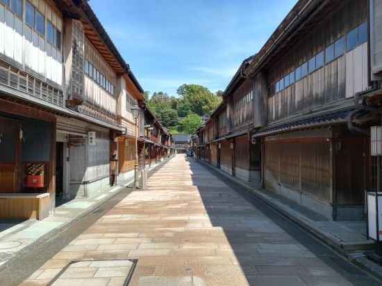 金沢発着市内観光バスツアー 兼六園+金沢21世紀美術館+ひがし茶屋街 金沢3大人気観光スポットを巡る 周遊ラグジュアリーバスで楽しむ！＜半日／近江町市場下車可＞
